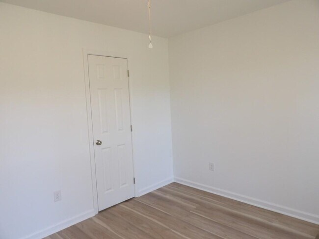 Building Photo - 4116 Horseshoe Rd N