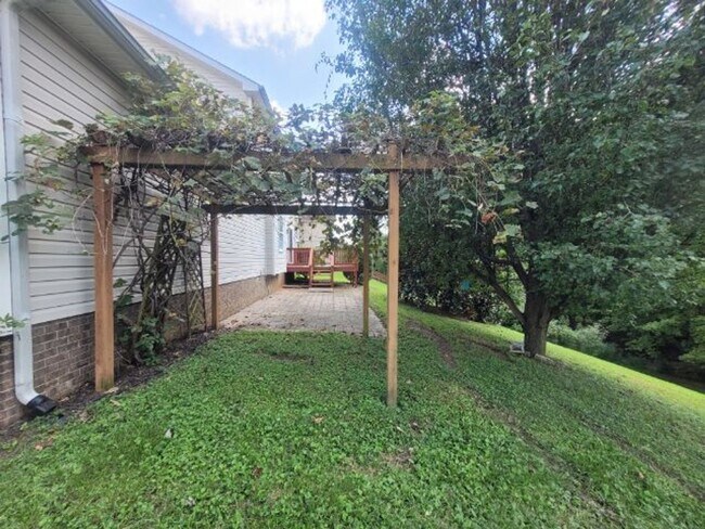Building Photo - Charming 3-Bedroom Home with Spacious Livi...