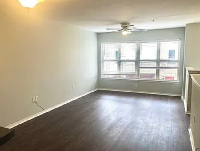 Building Photo - 2 Bed/2.5 Bath Townhouse off Razorback Greenway