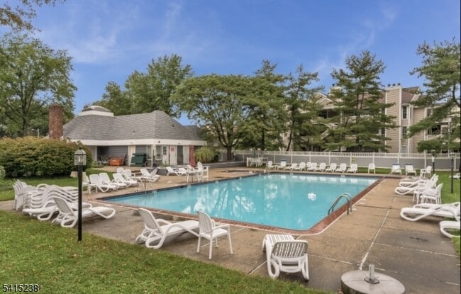 Building Photo - 702 Pinehurst Ct