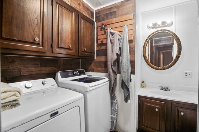 Building Photo - 465 Pecan