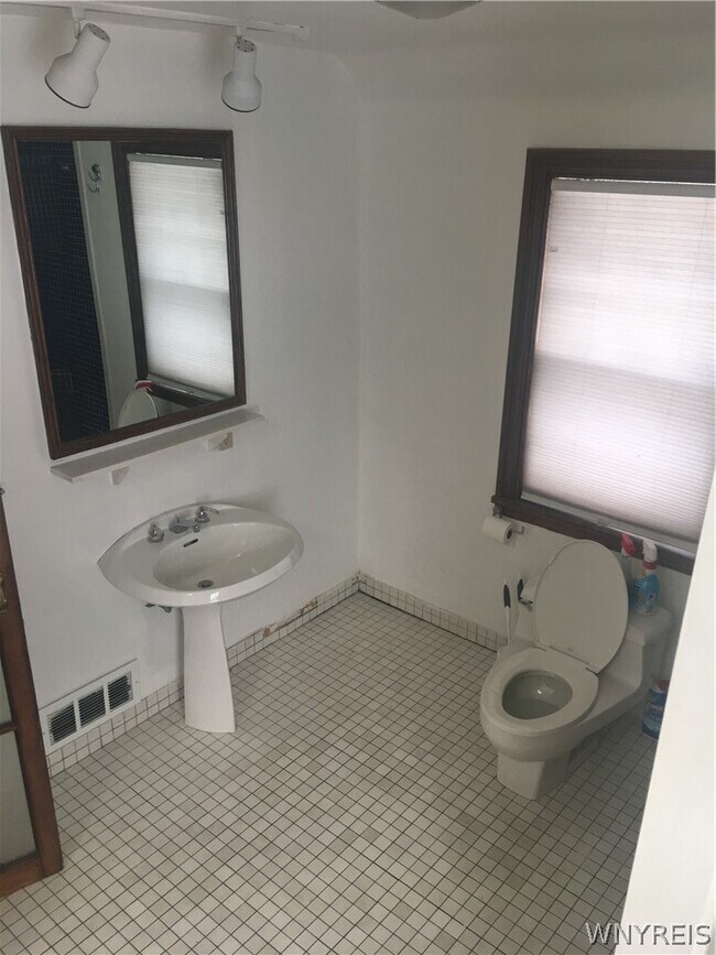 Building Photo - 419 Richmond Ave