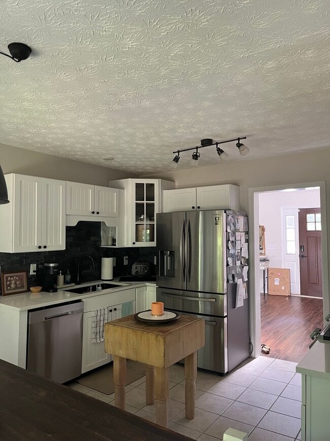 Building Photo - Single Family Home Close to AHS!