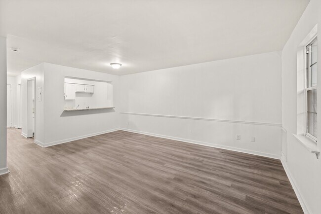 Building Photo - 648 Valley Crest Dr