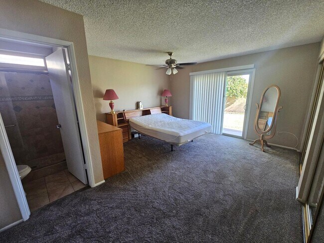 Building Photo - 3 Bedroom 2 Bath Furnished Home