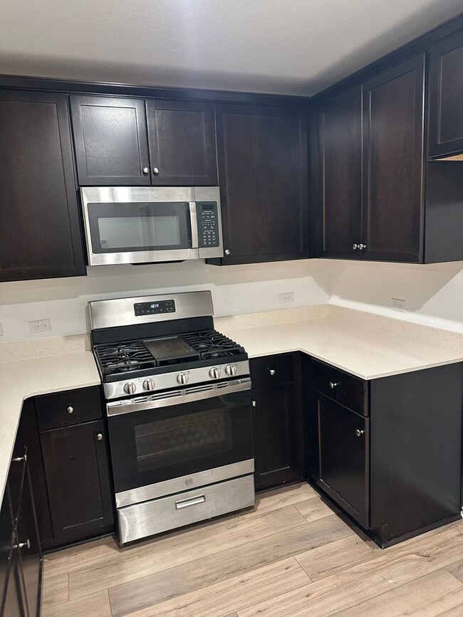 Building Photo - 3 bed 2 bath house with a fenced in backyard