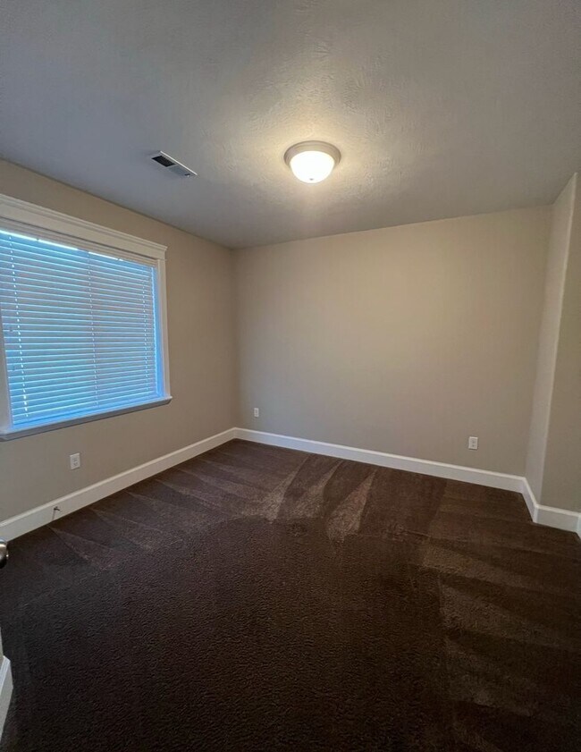 Building Photo - End-Unit Sleepy Ridge Townhome