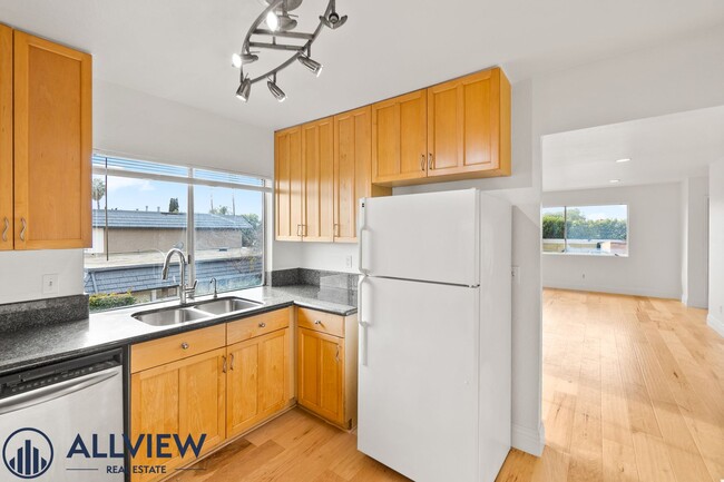 Building Photo - Renovated 2 Bedroom, 1 Bathroom Available ...