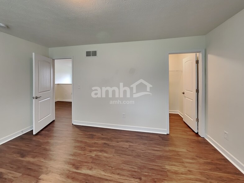 Building Photo - 718 Rolling Acre Dr