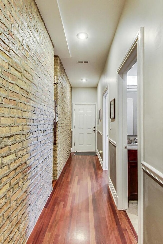 Building Photo - 5121 N Kenmore Ave