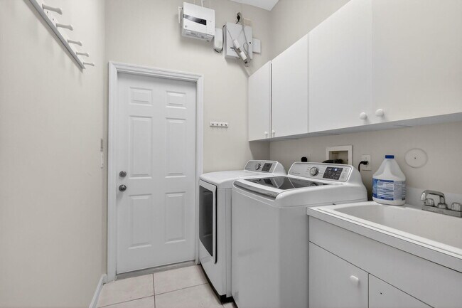 Building Photo - 1500 Firethorn Dr