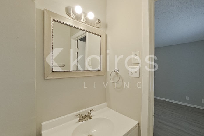 Building Photo - 738 Willowood Ln