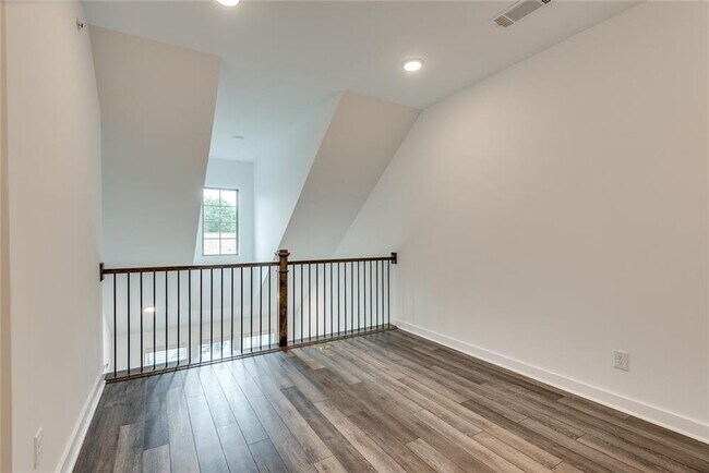 Building Photo - 513 Burton Dr