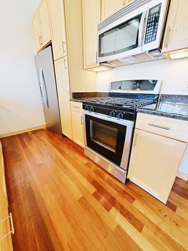 Building Photo - Stunning 1BED/1BATH Third Ward Condo