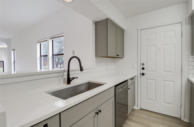 Building Photo - 1805 Bouldin Ave
