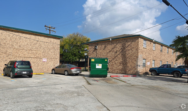 Building Photo - Oak Glen