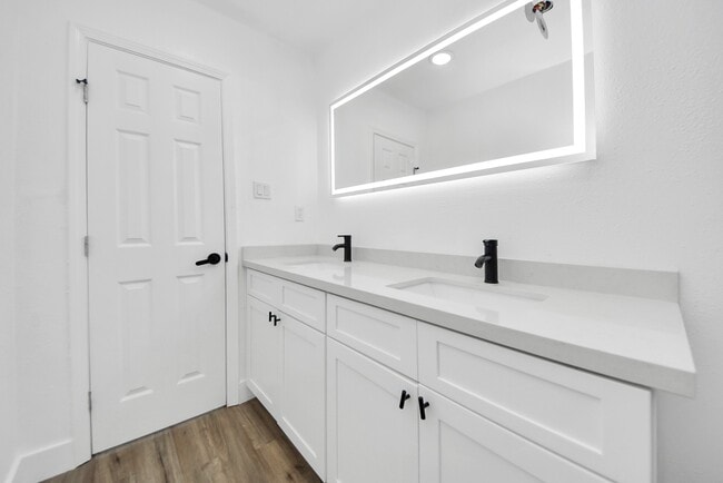 Building Photo - 1203 W 6th St