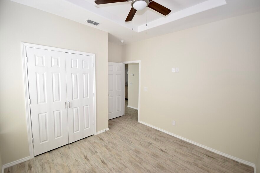 Building Photo - 5000 N Hiawatha Dr