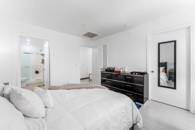 Building Photo - 7225 N Cedar Rd