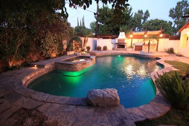 Custom Backyard - Heated Pool/Spa - Pizza Oven/BBQ Kitchen - 12707 Califa St