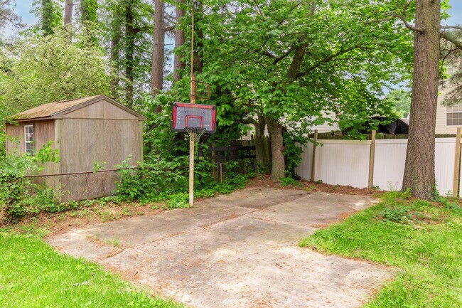 Building Photo - Charming 3-Bedroom Coastal Home in the Hea...