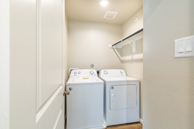 Building Photo - 217 Pk Pl Cir