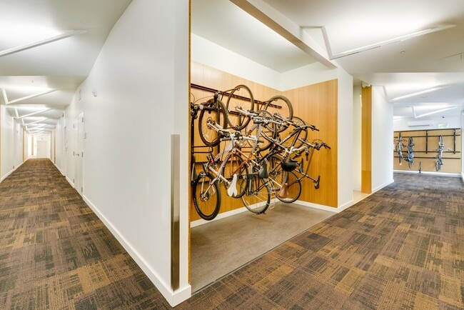 Building Photo - Light & bright 1-bdrm/1-bath condo in desi...