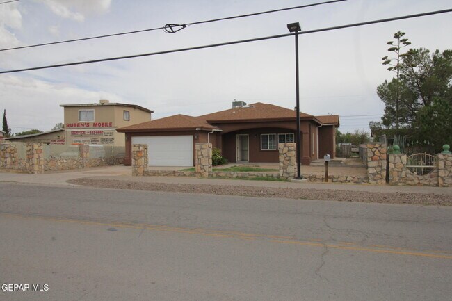 Building Photo - 456 Passmore Rd