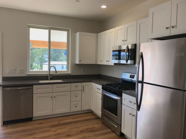 Building Photo - Upstairs Two Bedroom with views!