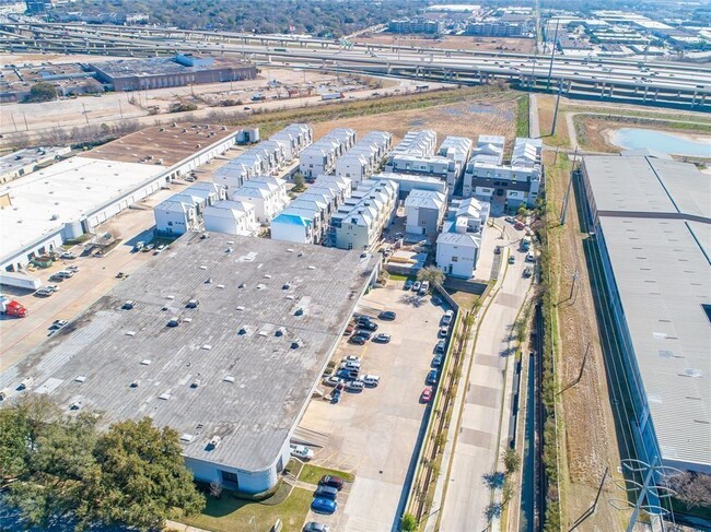 Building Photo - 5867 E Post Oak Ln