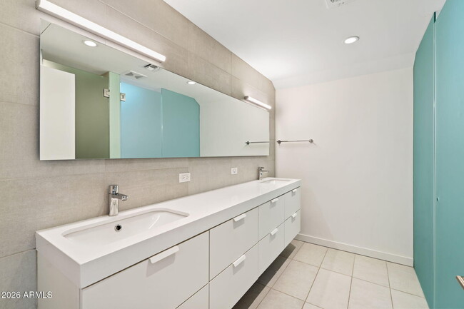 Building Photo - 1337 E Polk St