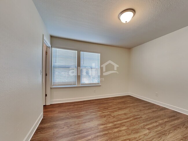 Building Photo - 450 Sandstone Dr