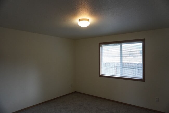 Building Photo - Well Maintained Single Level Home for Lease in Kelso