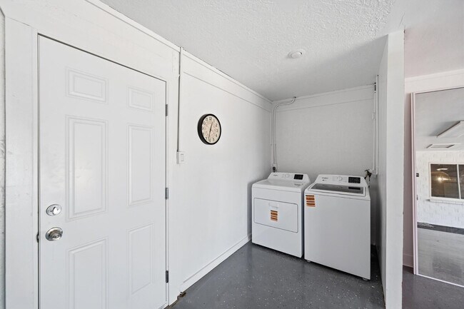 Building Photo - 8639 E Virginia Ave