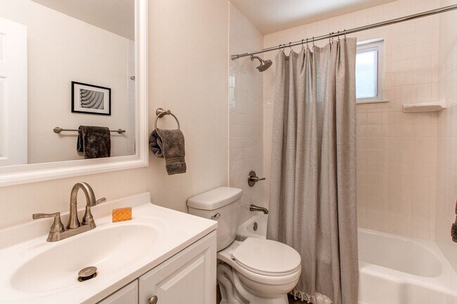 Building Photo - Charming 2BR Duplex in Lakewood by Crown H...