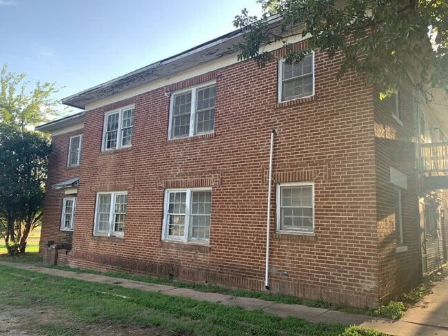 Building Photo - 308 E D Ave