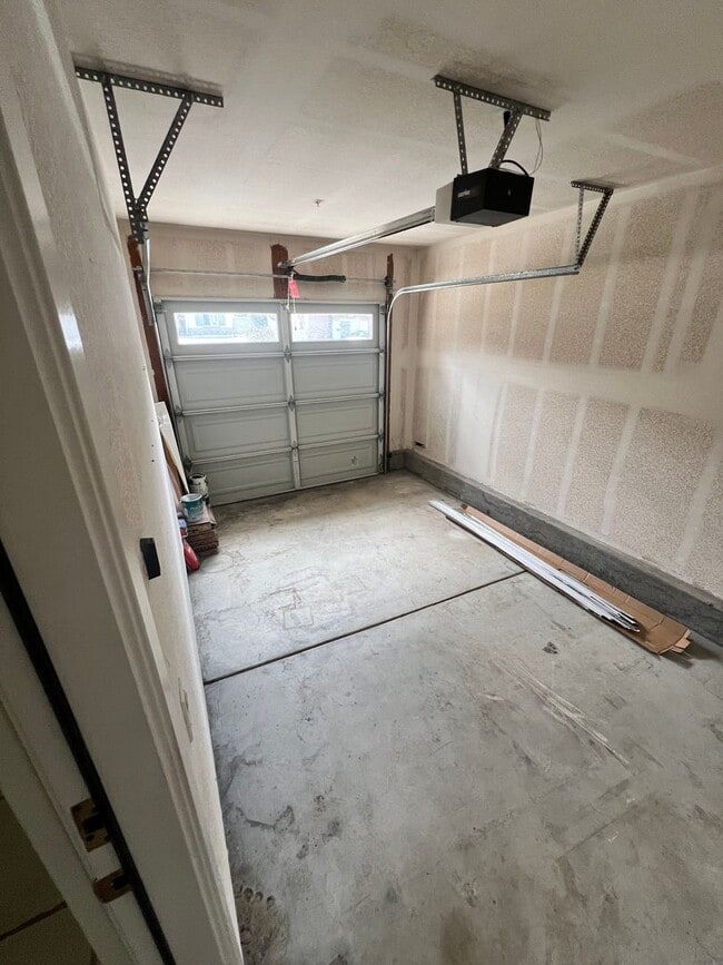 Building Photo - $4,500 - 4 Bed 2.5 Bath House located in G...