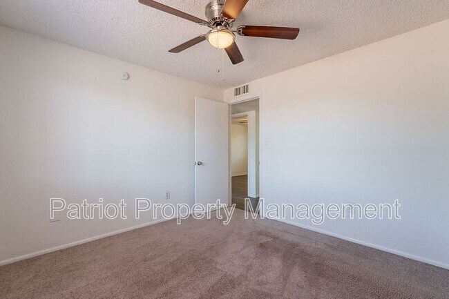 Building Photo - 1609 W Voltaire Ave
