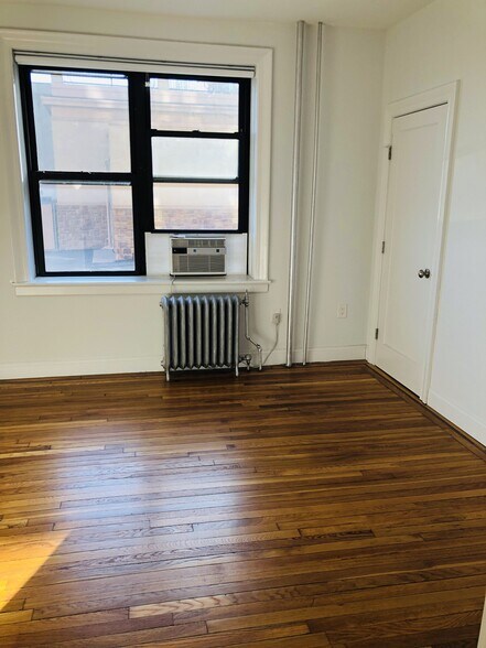 One of the 2 king size bedrooms (equal size) - 1055 Boulevard E