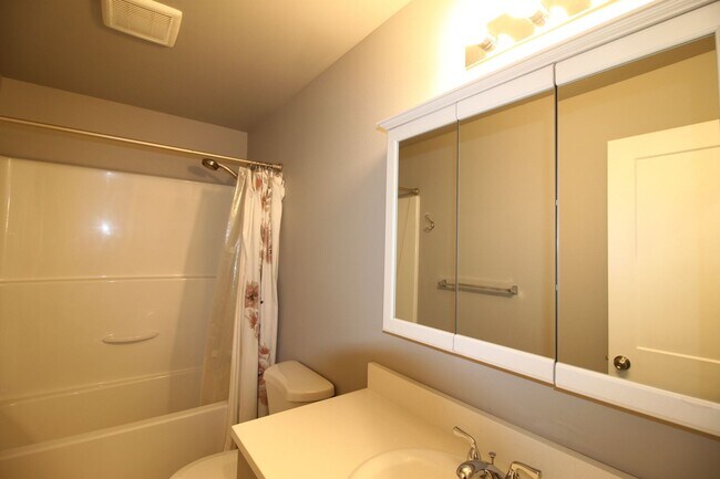 Building Photo - 3 Bed 2.5 Bath - Townhome - Ft Nugent Park - NAS Whidbey