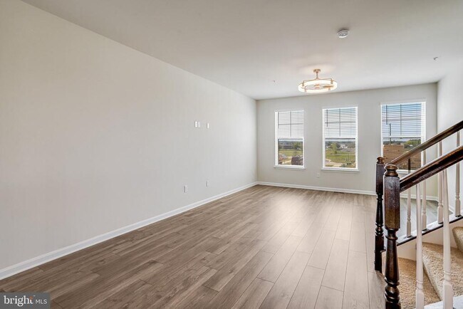 Building Photo - 385 Ensemble Wy
