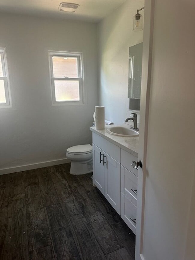 Building Photo - Desirable Westside Home!