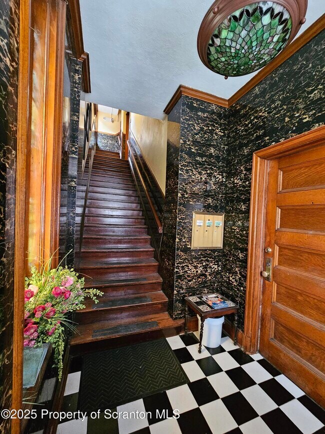 Primary Photo - 218 S Franklin St