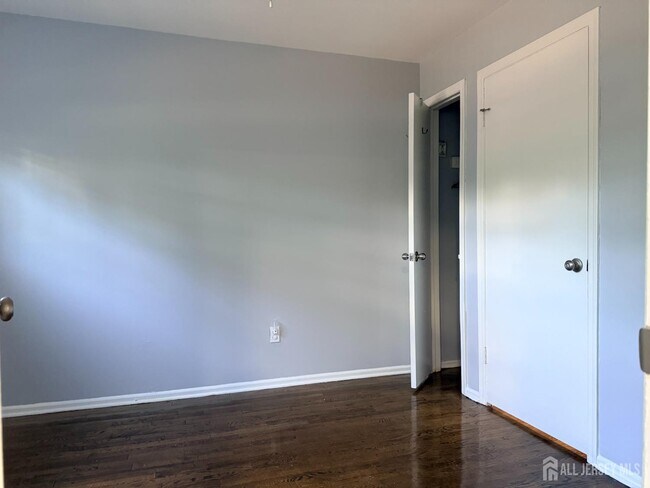 Building Photo - 128 College Dr
