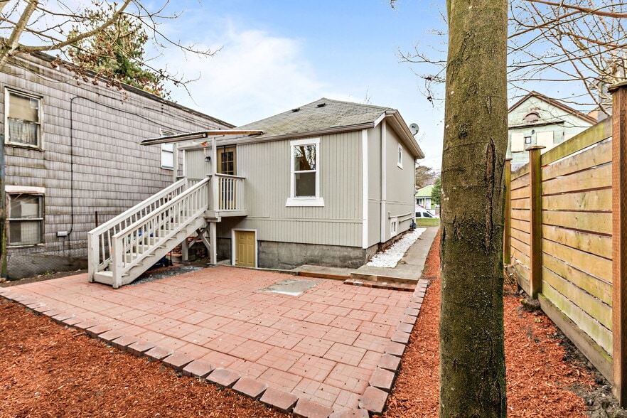 Building Photo - 1521 E Spruce St