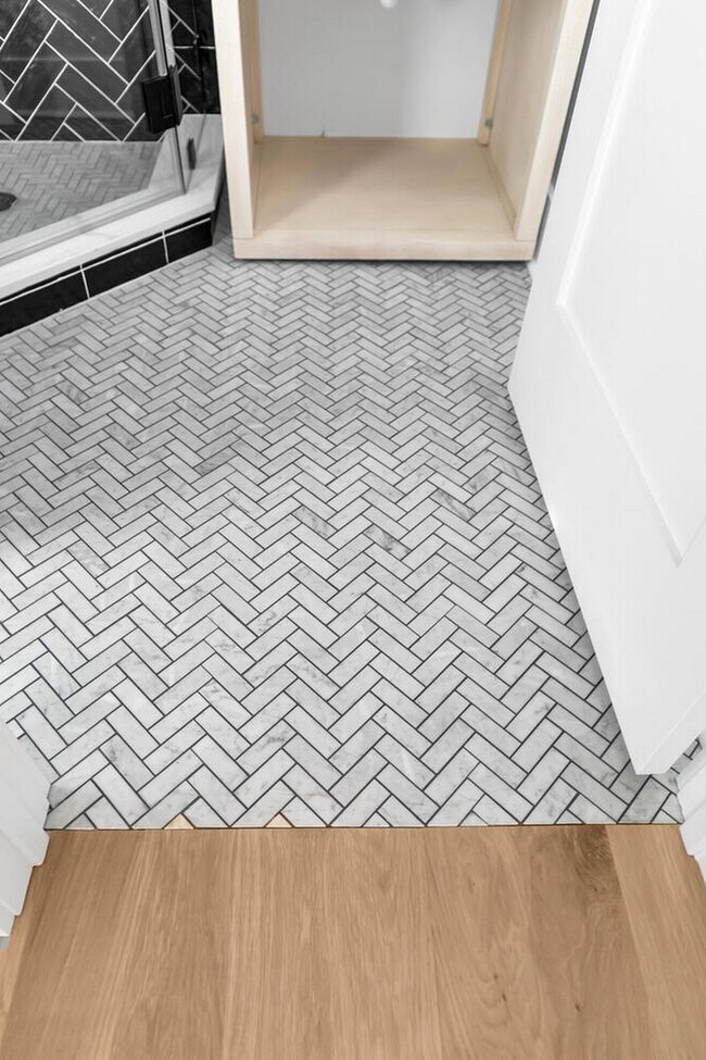 Building Photo - 516 River Rd