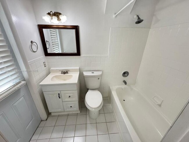 Building Photo - 3 bedroom in Hollywood FL 33023