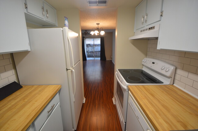 Building Photo - 2 Bed/1.5 Bath in Washington Square! AVAIL...