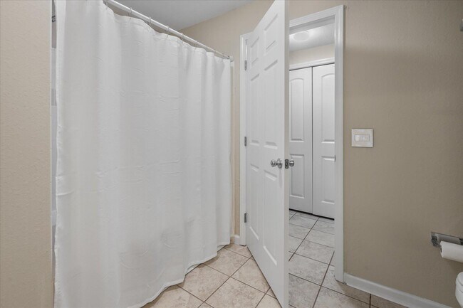 Building Photo - 2801 Chancellorsville Dr