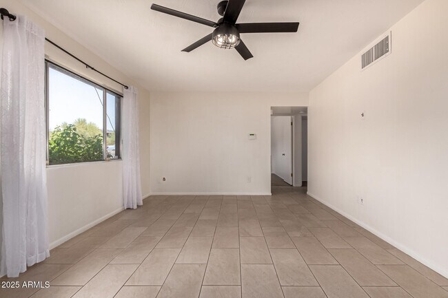 Building Photo - 1407 E El Camino Dr